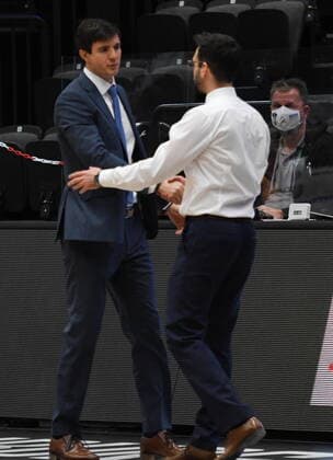 GER, 1. BBL, Hamburg Towers vs SC Rasta Vechta 02.01.2021,,GER, 1. BBL, Hamburg Towers vs SC Rasta Veschta im Bild Trainer Pedro Calles (Hamburg) gibt nach dem Spiel Trainer Thomas Paech (Päch Vechta) die Hand nach dem Spiel