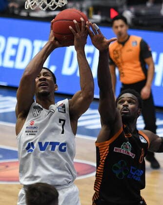 GER, 1. BBL, Hamburg Towers vs SC Rasta Vechta 02.01.2021,,GER, 1. BBL, Hamburg Towers vs SC Rasta Veschta im Bild Kameron Taylor (Hamburg 07) versucht sich gegen Josh Young (Vechta 08) durchzusetzen