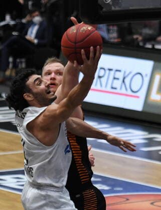 GER, 1. BBL, Hamburg Towers vs SC Rasta Vechta 02.01.2021,,GER, 1. BBL, Hamburg Towers vs SC Rasta Veschta im Bild Max DiLeo(Hamburg 03) versucht sich gegen Robin Christen (Vechta 33) durchzusetzen