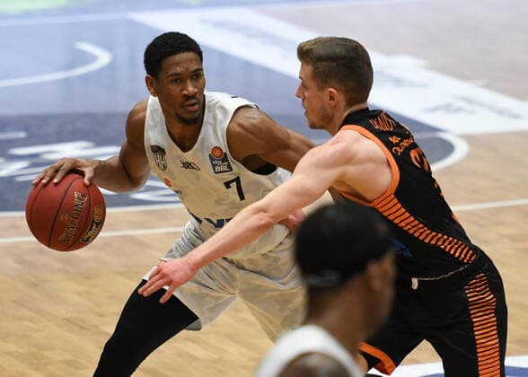 GER, 1. BBL, Hamburg Towers vs SC Rasta Vechta 02.01.2021,,GER, 1. BBL, Hamburg Towers vs SC Rasta Veschta im Bild Kameron Taylor(Hamburg 07) versucht sich gegen Jannes Hundt (Vechta 20) durchzusetzen