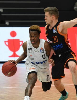 GER, 1. BBL, Hamburg Towers vs SC Rasta Vechta 02.01.2021,,GER, 1. BBL, Hamburg Towers vs SC Rasta Veschta im Bild TJ Shorts (Hamburg 00) versucht sich gegen Jannes Hundt (Vechta 20) durchzusetzen