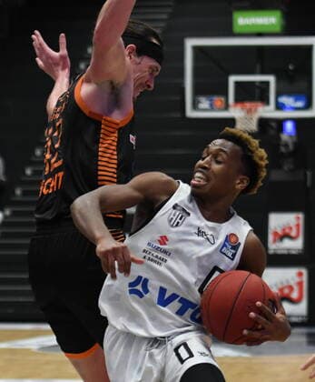GER, 1. BBL, Hamburg Towers vs SC Rasta Vechta 02.01.2021,,GER, 1. BBL, Hamburg Towers vs SC Rasta Veschta im Bild TJ Shorts (Hamburg 00) versucht sich gegen Dennis Clifford (Vechta 42) durchzusetzen