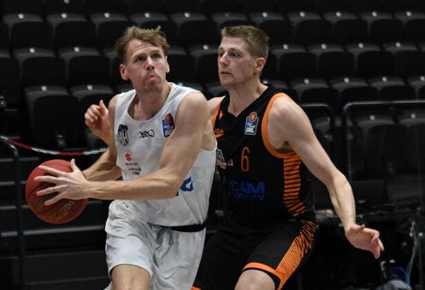 GER, 1. BBL, Hamburg Towers vs SC Rasta Vechta 02.01.2021,,GER, 1. BBL, Hamburg Towers vs SC Rasta Veschta im Bild Jordan Swing (Hamburg 02) versucht sich gegen Tim Hasbargen (Vechta 06) durchzusetzen