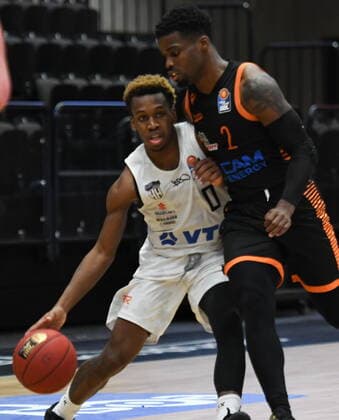 GER, 1. BBL, Hamburg Towers vs SC Rasta Vechta 02.01.2021,,GER, 1. BBL, Hamburg Towers vs SC Rasta Veschta im Bild TJ Shorts (Hamburg 00) versucht sich gegen Josh Young (Vechta 08) durchzusetzen