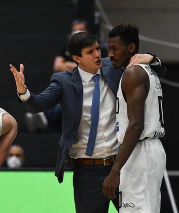 GER, 1. BBL, Hamburg Towers vs SC Rasta Vechta 02.01.2021,,GER, 1. BBL, Hamburg Towers vs SC Rasta Veschta im Bild Trainer Pedro Calles (Hamburg) spricht mit Zac Cuthbertson(Hamburg 40)