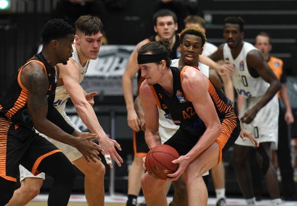 GER, 1. BBL, Hamburg Towers vs SC Rasta Vechta 02.01.2021,,GER, 1. BBL, Hamburg Towers vs SC Rasta Veschta im Bild Maik Kotsar(Hamburg 11) versucht sich gegen Dennis Clifford (Vechta 42) durchzusetzen
