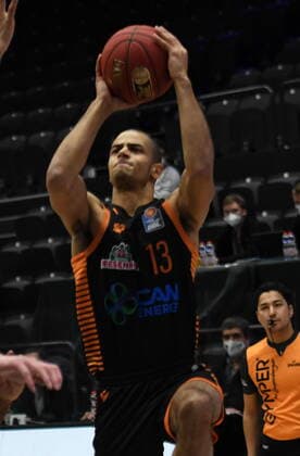GER, 1. BBL, Hamburg Towers vs SC Rasta Vechta 02.01.2021,,GER, 1. BBL, Hamburg Towers vs SC Rasta Veschta im Bild Einzelaktion Hochformat Jean Salumu (Vechta 13)