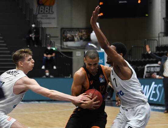 GER, 1. BBL, Hamburg Towers vs SC Rasta Vechta 02.01.2021,,GER, 1. BBL, Hamburg Towers vs SC Rasta Veschta im Bild Jean Salumu (Vechta 13) versucht sich gegen Justus Hollatz (Hamburg 21) und Kameron Taylor (Hamburg 07) durchzusetzen
