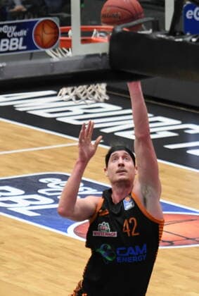 GER, 1. BBL, Hamburg Towers vs SC Rasta Vechta 02.01.2021,,GER, 1. BBL, Hamburg Towers vs SC Rasta Veschta im Bild Einzelaktion Hochformat Dennis Clifford (Vechta 42) wirft einen Korb