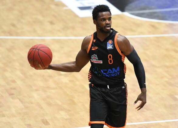 GER, 1. BBL, Hamburg Towers vs SC Rasta Vechta 02.01.2021,,GER, 1. BBL, Hamburg Towers vs SC Rasta Veschta im Bild Einzelaktion Querformat Ike Iroegbu (Vechta 02)