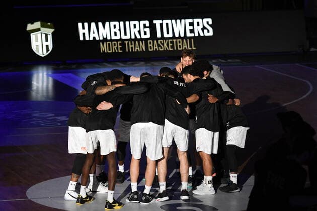 GER, 1. BBL, Hamburg Towers vs SC Rasta Vechta 02.01.2021,,GER, 1. BBL, Hamburg Towers vs SC Rasta Veschta im Bild die Hamburger Mannschaft steht im Kreis vor dem Spiel