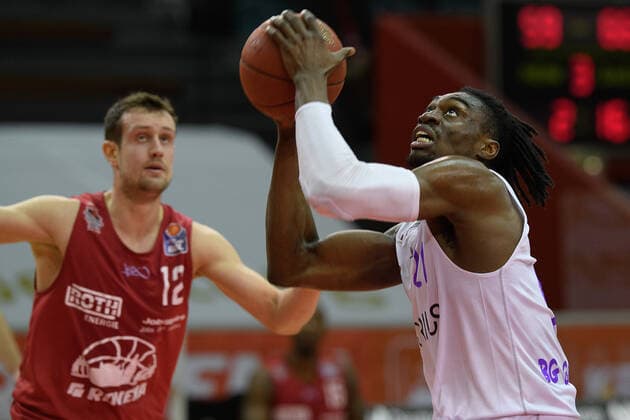 GIESSEN 46ers - BG Göttingen 02.01.2021, Basketball-Bundesliga easyCredit-BBL, Saison 2020 2021, Hauptrunde, 11. Spieltag, GIESSEN 46ers - BG Göttingen. Göttingens Tai Odiase spielt gegen Gießens Johannes Richter. Gießen Hessen Deutschland