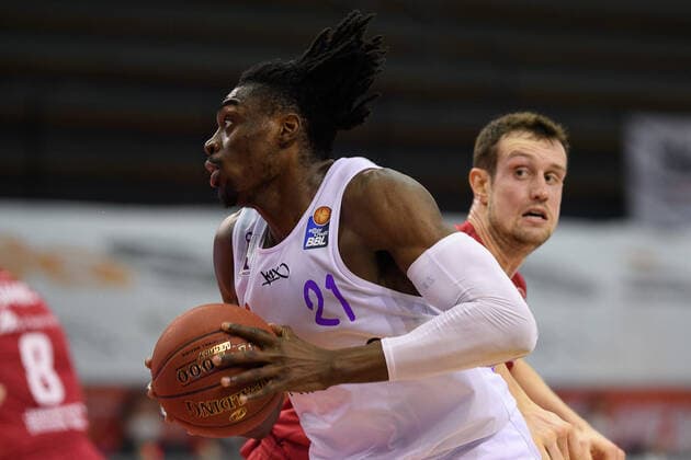 GIESSEN 46ers - BG Göttingen 02.01.2021, Basketball-Bundesliga easyCredit-BBL, Saison 2020 2021, Hauptrunde, 11. Spieltag, GIESSEN 46ers - BG Göttingen. Göttingens Tai Odiase spielt gegen Gießens Johannes Richter. Gießen Hessen Deutschland