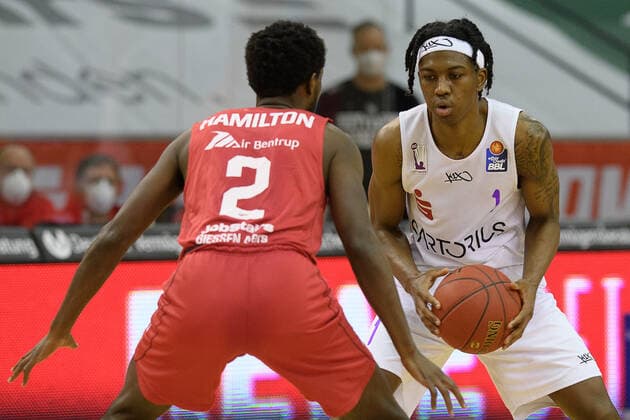 GIESSEN 46ers - BG Göttingen 02.01.2021, Basketball-Bundesliga easyCredit-BBL, Saison 2020 2021, Hauptrunde, 11. Spieltag, GIESSEN 46ers - BG Göttingen. Göttingens Deishuan Booker (r) spielt gegen Gießens Isaac Brandon Hamilton. Gießen Hessen Deutschland