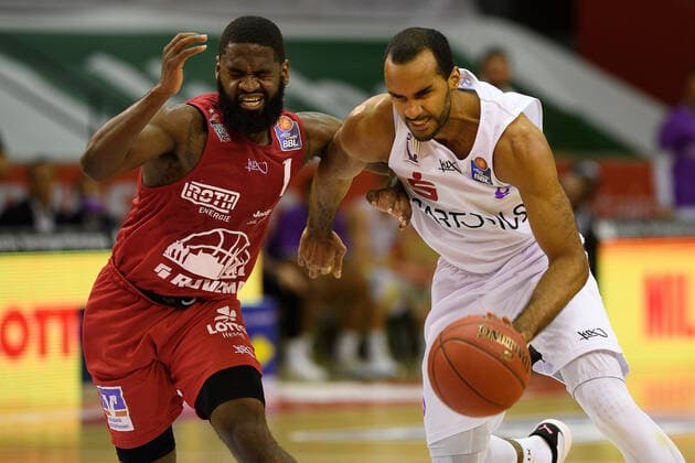 GIESSEN 46ers - BG Göttingen 02.01.2021, Basketball-Bundesliga easyCredit-BBL, Saison 2020 2021, Hauptrunde, 11. Spieltag, GIESSEN 46ers - BG Göttingen. Göttingens Dennis Kramer (r) spielt gegen Gießens Jonathan Stark. Gießen Hessen Deutschland