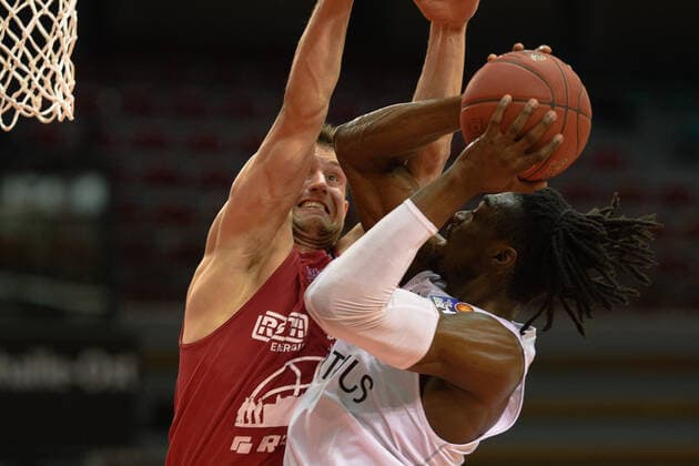 GIESSEN 46ers - BG Göttingen 02.01.2021, Basketball-Bundesliga easyCredit-BBL, Saison 2020 2021, Hauptrunde, 11. Spieltag, GIESSEN 46ers - BG Göttingen. Göttingens Tai Odiase (r) spielt gegen Gießens Johannes Richter. Gießen Hessen Deutschland