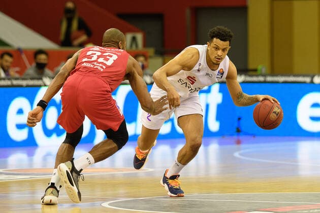GIESSEN 46ers - BG Göttingen 02.01.2021, Basketball-Bundesliga easyCredit-BBL, Saison 2020 2021, Hauptrunde, 11. Spieltag, GIESSEN 46ers - BG Göttingen. Göttingens Nelson Weidemann (r) spielt gegen Gießens Brandon Thomas. Gießen Hessen Deutschland