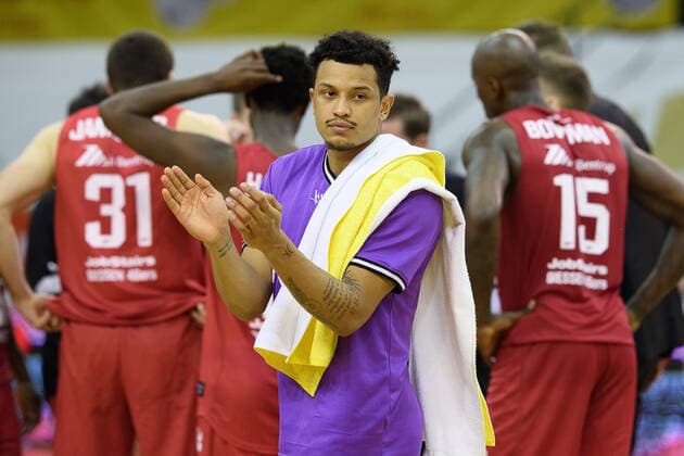 GIESSEN 46ers - BG Göttingen 02.01.2021, Basketball-Bundesliga easyCredit-BBL, Saison 2020 2021, Hauptrunde, 11. Spieltag, GIESSEN 46ers - BG Göttingen. Göttingens Nelson Weidemann klatscht nach dem Spiel. Gießen Hessen Deutschland