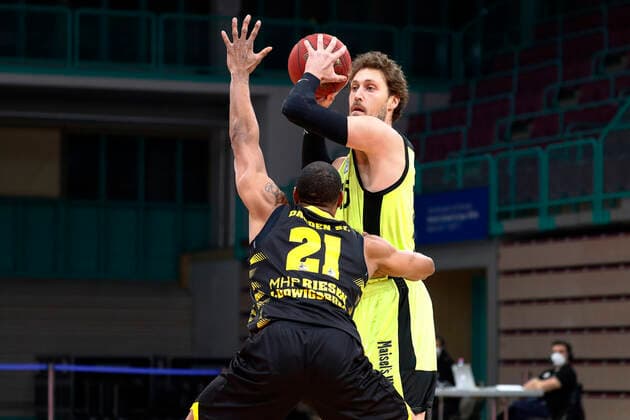 11. Spieltag der easyCredit BBL Basketball Bundesliga in der Oberfrankenhalle in Bayreuth Saison 2020-2021 Medi Bayreuth gegen MHP RIESEN Ludwigsburg Matthew Tiby (Medi Bayreuth 15) rechts Tremmell Darden (MHP RIESEN Ludwigsburg 21) links