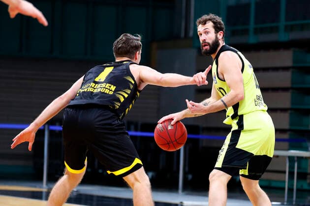 11. Spieltag der easyCredit BBL Basketball Bundesliga in der Oberfrankenhalle in Bayreuth Saison 2020-2021 Medi Bayreuth gegen MHP RIESEN Ludwigsburg Bastian Doreth (Medi Bayreuth 10) rechts Jordan Hulls (MHP RIESEN Ludwigsburg 1) links
