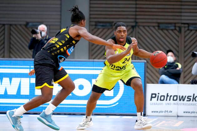 11. Spieltag der easyCredit BBL Basketball Bundesliga in der Oberfrankenhalle in Bayreuth Saison 2020-2021 Medi Bayreuth gegen MHP RIESEN Ludwigsburg Frank Bartley (Medi Bayreuth 24) rechts Jaleen Smith (MHP RIESEN Ludwigsburg 3) links