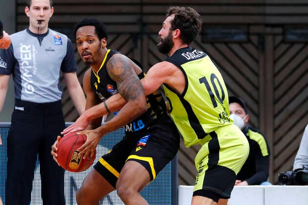11. Spieltag der easyCredit BBL Basketball Bundesliga in der Oberfrankenhalle in Bayreuth Saison 2020-2021 Medi Bayreuth gegen MHP RIESEN Ludwigsburg Bastian Doreth (Medi Bayreuth 10) rechts Barry Brown Jr. (MHP RIESEN Ludwigsburg 5) links