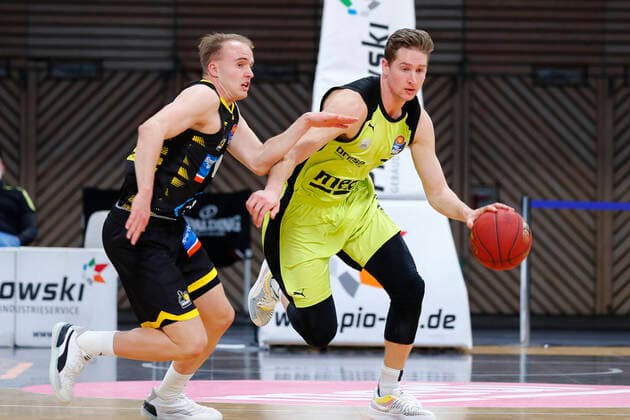 11. Spieltag der easyCredit BBL Basketball Bundesliga in der Oberfrankenhalle in Bayreuth Saison 2020-2021 Medi Bayreuth gegen MHP RIESEN Ludwigsburg David Walker (Medi Bayreuth23) rechts Lukas Herzog (MHP RIESEN Ludwigsburg 11) links