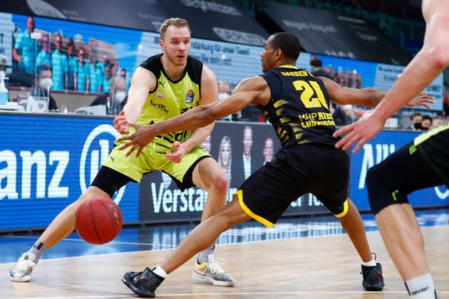 11. Spieltag der easyCredit BBL Basketball Bundesliga in der Oberfrankenhalle in Bayreuth Saison 2020-2021 Medi Bayreuth gegen MHP RIESEN Ludwigsburg Osvaldas Olisevicius (Medi Bayreuth 31) links Tremmell Darden (MHP RIESEN Ludwigsburg 21) rechts