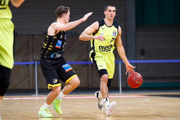 11. Spieltag der easyCredit BBL Basketball Bundesliga in der Oberfrankenhalle in Bayreuth Saison 2020-2021 Medi Bayreuth gegen MHP RIESEN Ludwigsburg Philip Jalalpoor (Medi Bayreuth 7) rechts Jordan Hulls (MHP RIESEN Ludwigsburg 1) links