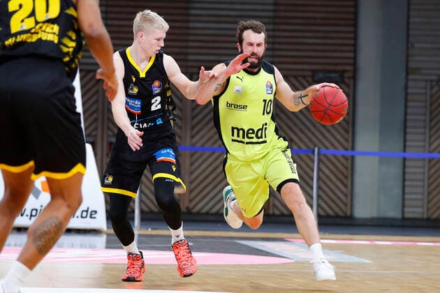 11. Spieltag der easyCredit BBL Basketball Bundesliga in der Oberfrankenhalle in Bayreuth Saison 2020-2021 Medi Bayreuth gegen MHP RIESEN Ludwigsburg Bastian Doreth (Medi Bayreuth 10) rechts Jacob Patrick (MHP RIESEN Ludwigsburg 2) links
