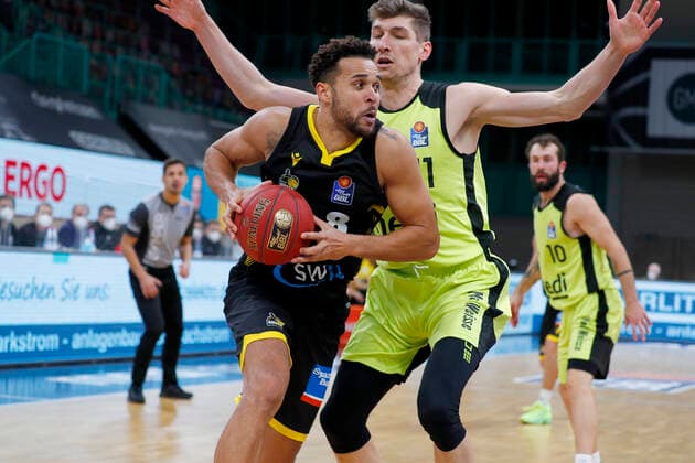 11. Spieltag der easyCredit BBL Basketball Bundesliga in der Oberfrankenhalle in Bayreuth Saison 2020-2021 Medi Bayreuth gegen MHP RIESEN Ludwigsburg Andreas Seiferth (Medi Bayreuth 11) rechts Elias Harris (MHP RIESEN Ludwigsburg 8) links