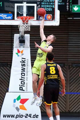 11. Spieltag der easyCredit BBL Basketball Bundesliga in der Oberfrankenhalle in Bayreuth Saison 2020-2021 Medi Bayreuth gegen MHP RIESEN Ludwigsburg Osvaldas Olisevicius (Medi Bayreuth 31) links Elias Harris (MHP RIESEN Ludwigsburg 8) rechts