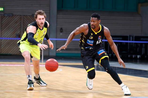 11. Spieltag der easyCredit BBL Basketball Bundesliga in der Oberfrankenhalle in Bayreuth Saison 2020-2021 Medi Bayreuth gegen MHP RIESEN Ludwigsburg Matthew Tiby (Medi Bayreuth 15) links Yorman Polas Bartolo (MHP RIESEN Ludwigsburg 13) rechts