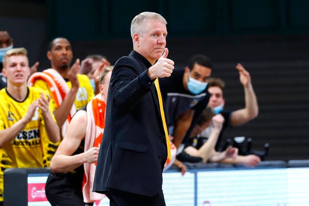 11. Spieltag der easyCredit BBL Basketball Bundesliga in der Oberfrankenhalle in Bayreuth Saison 2020-2021 Medi Bayreuth gegen MHP RIESEN Ludwigsburg John Patrick (MHP RIESEN Ludwigsburg) Trainer