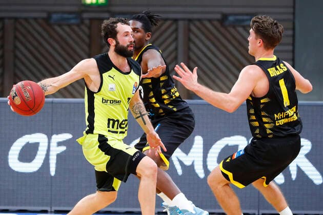 11. Spieltag der easyCredit BBL Basketball Bundesliga in der Oberfrankenhalle in Bayreuth Saison 2020-2021 Medi Bayreuth gegen MHP RIESEN Ludwigsburg Bastian Doreth (Medi Bayreuth 10) links Jordan Hulls (MHP RIESEN Ludwigsburg 1) rechts