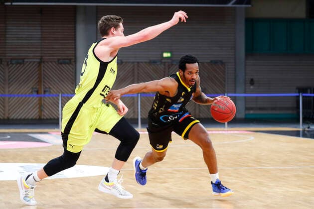 11. Spieltag der easyCredit BBL Basketball Bundesliga in der Oberfrankenhalle in Bayreuth Saison 2020-2021 Medi Bayreuth gegen MHP RIESEN Ludwigsburg David Walker (Medi Bayreuth23) links Barry Brown Jr. (MHP RIESEN Ludwigsburg 5) rechts