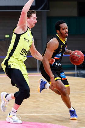 11. Spieltag der easyCredit BBL Basketball Bundesliga in der Oberfrankenhalle in Bayreuth Saison 2020-2021 Medi Bayreuth gegen MHP RIESEN Ludwigsburg David Walker (Medi Bayreuth23) links Barry Brown Jr. (MHP RIESEN Ludwigsburg 5) rechts