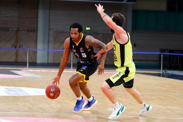 11. Spieltag der easyCredit BBL Basketball Bundesliga in der Oberfrankenhalle in Bayreuth Saison 2020-2021 Medi Bayreuth gegen MHP RIESEN Ludwigsburg Bastian Doreth (Medi Bayreuth 10) rechts Barry Brown Jr. (MHP RIESEN Ludwigsburg 5) links