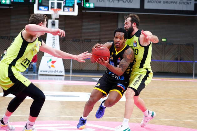 11. Spieltag der easyCredit BBL Basketball Bundesliga in der Oberfrankenhalle in Bayreuth Saison 2020-2021 Medi Bayreuth gegen MHP RIESEN Ludwigsburg Bastian Doreth (Medi Bayreuth 10) rechts Barry Brown Jr. (MHP RIESEN Ludwigsburg 5) mitte