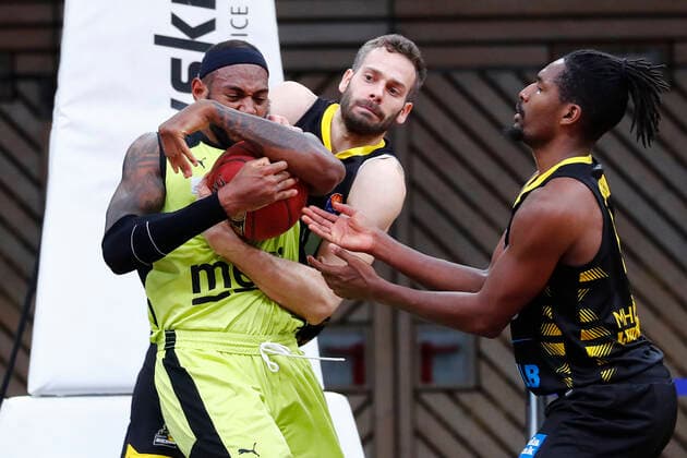 11. Spieltag der easyCredit BBL Basketball Bundesliga in der Oberfrankenhalle in Bayreuth Saison 2020-2021 Medi Bayreuth gegen MHP RIESEN Ludwigsburg Dererk Pardon (Medi Bayreuth 0) links Jonas Wohlfarth-Bottermann (MHP RIESEN Ludwigsburg 18) mitte