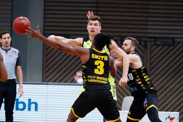 11. Spieltag der easyCredit BBL Basketball Bundesliga in der Oberfrankenhalle in Bayreuth Saison 2020-2021 Medi Bayreuth gegen MHP RIESEN Ludwigsburg Andreas Seiferth (Medi Bayreuth 11) mitte Jonas Wohlfarth-Bottermann (MHP RIESEN Ludwigsburg 18) rechts Jaleen Smith (MHP RIESEN Ludwigsburg 3) links