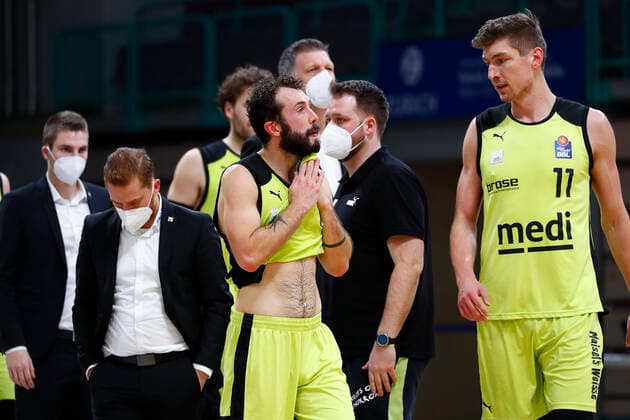 11. Spieltag der easyCredit BBL Basketball Bundesliga in der Oberfrankenhalle in Bayreuth Saison 2020-2021 Medi Bayreuth gegen MHP RIESEN Ludwigsburg Bastian Doreth (Medi Bayreuth 10) nach dem Spiel