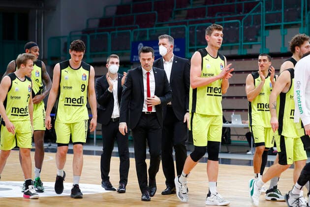 11. Spieltag der easyCredit BBL Basketball Bundesliga in der Oberfrankenhalle in Bayreuth Saison 2020-2021 Medi Bayreuth gegen MHP RIESEN Ludwigsburg Raoul Korner (Medi Bayreuth) Trainer mitte