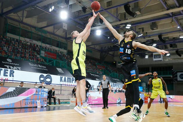 11. Spieltag der easyCredit BBL Basketball Bundesliga in der Oberfrankenhalle in Bayreuth Saison 2020-2021 Medi Bayreuth gegen MHP RIESEN Ludwigsburg Osvaldas Olisevicius (Medi Bayreuth 31) links Jonas Wohlfarth-Bottermann (MHP RIESEN Ludwigsburg 18) rechts