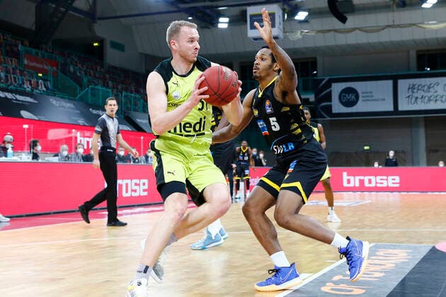 11. Spieltag der easyCredit BBL Basketball Bundesliga in der Oberfrankenhalle in Bayreuth Saison 2020-2021 Medi Bayreuth gegen MHP RIESEN Ludwigsburg Osvaldas Olisevicius (Medi Bayreuth 31) links Barry Brown Jr. (MHP RIESEN Ludwigsburg 5) rechts