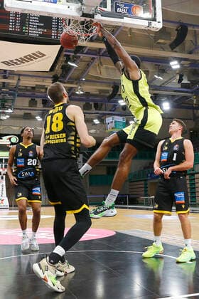 11. Spieltag der easyCredit BBL Basketball Bundesliga in der Oberfrankenhalle in Bayreuth Saison 2020-2021 Medi Bayreuth gegen MHP RIESEN Ludwigsburg Dererk Pardon (Medi Bayreuth 0) rechts Jonas Wohlfarth-Bottermann (MHP RIESEN Ludwigsburg 18) links