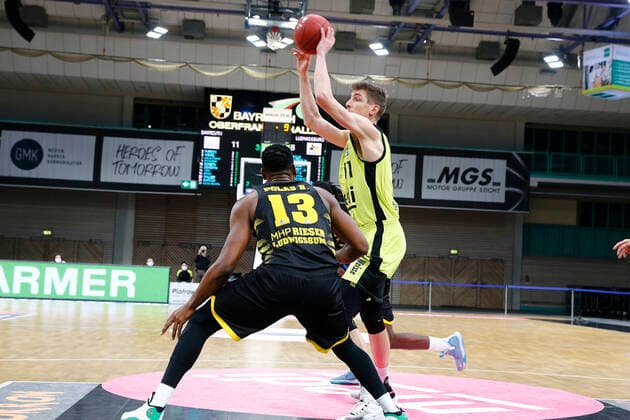 11. Spieltag der easyCredit BBL Basketball Bundesliga in der Oberfrankenhalle in Bayreuth Saison 2020-2021 Medi Bayreuth gegen MHP RIESEN Ludwigsburg Andreas Seiferth (Medi Bayreuth 11) rechts Yorman Polas Bartolo (MHP RIESEN Ludwigsburg 13) links