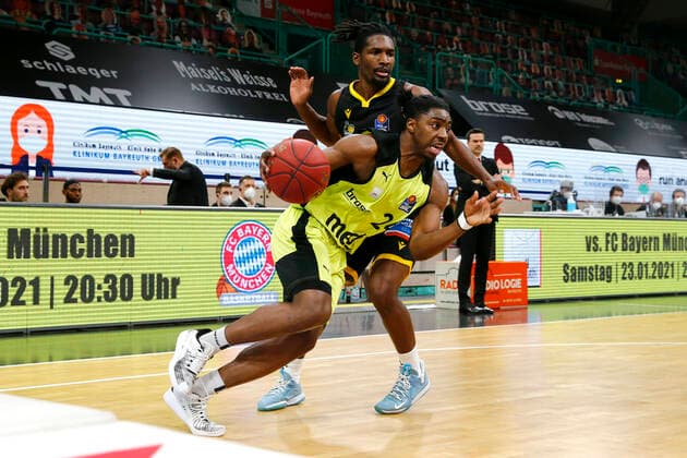 11. Spieltag der easyCredit BBL Basketball Bundesliga in der Oberfrankenhalle in Bayreuth Saison 2020-2021 Medi Bayreuth gegen MHP RIESEN Ludwigsburg Frank Bartley (Medi Bayreuth 24) links Jaleen Smith (MHP RIESEN Ludwigsburg 3) rechts