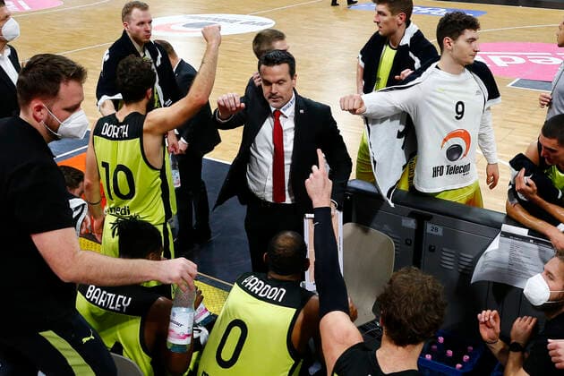11. Spieltag der easyCredit BBL Basketball Bundesliga in der Oberfrankenhalle in Bayreuth Saison 2020-2021 Medi Bayreuth gegen MHP RIESEN Ludwigsburg Raoul Korner (Medi Bayreuth) Trainer mitte bei der Auszeit