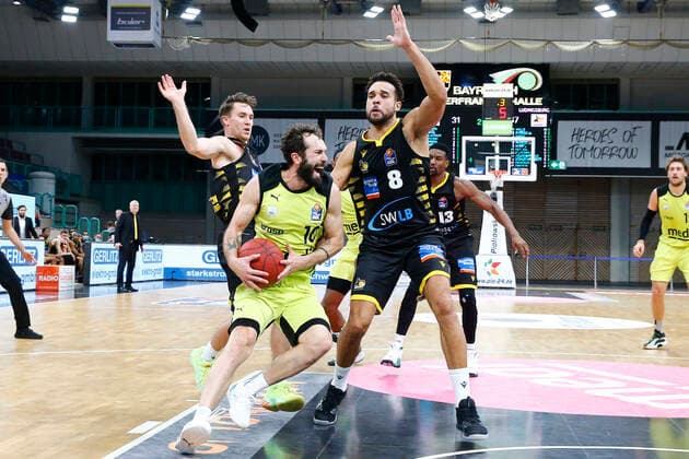 11. Spieltag der easyCredit BBL Basketball Bundesliga in der Oberfrankenhalle in Bayreuth Saison 2020-2021 Medi Bayreuth gegen MHP RIESEN Ludwigsburg Bastian Doreth (Medi Bayreuth 10) mitte Jordan Hulls (MHP RIESEN Ludwigsburg 1) links Elias Harris (MHP RIESEN Ludwigsburg 8) rechts